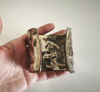 Dos pulseras de metal plateado