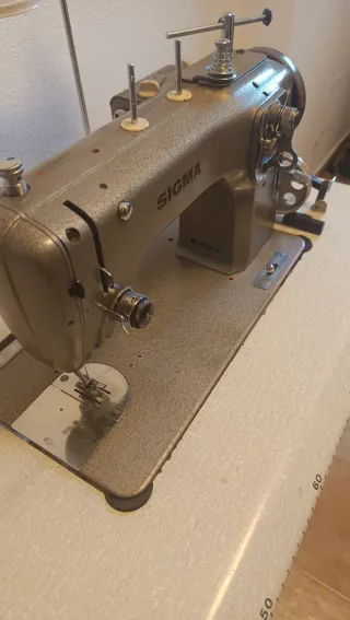 MAQUINA DE COSER EN BANCADA SIGMA (REFREY VZ)