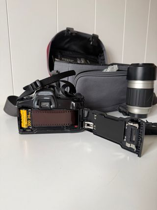 Cámara analógica Minolta negra