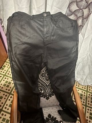 Pantalones efecto cuero negros