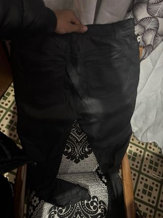 Pantalones efecto cuero negros