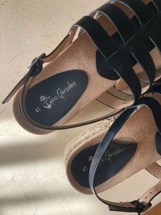Sandalias cuña romanas negras