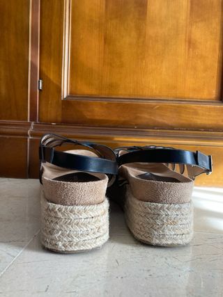 Sandalias cuña romanas negras