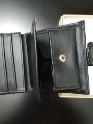 Cartera de piel negra para hombre