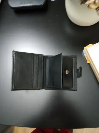 Cartera de piel negra para hombre