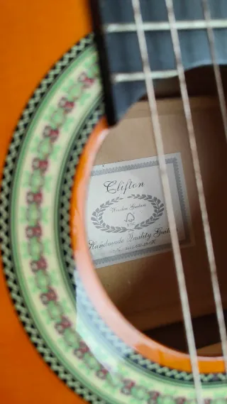 Guitarra clásica+funda, libro partituras,afinador