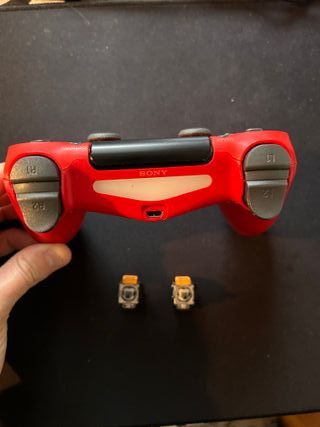Controller PS4 V2 Rosso Vulcanico con joystick magnetici