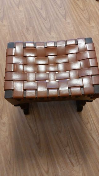 Taburete rústico madera cuero trenzado castellano