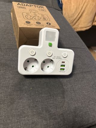 Adaptador Eléctrico 2500W 10A con USB