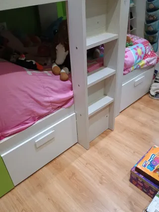 Cama tren con cajones y armario y un colchon