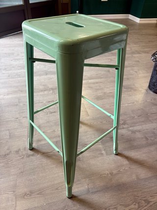 Taburette Altos Metálicos Estilo Industrial. Hay 4