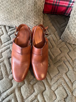 Zuecos de piel marrones