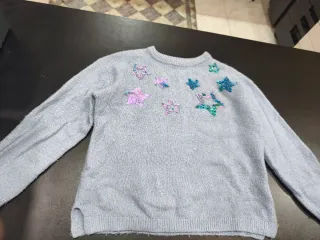 Sudadera gris con estrellas para niña