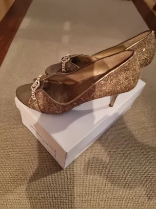 Zapatos dorados fiesta.  PIEL