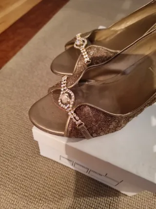 Zapatos dorados fiesta.  PIEL