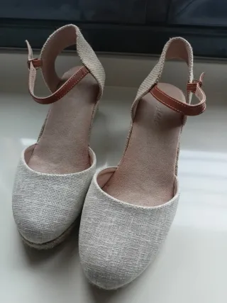 Sandalias cuña mujer beige hilo plata