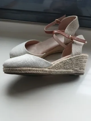 Sandalias cuña mujer beige hilo plata