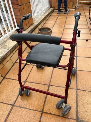 Andador con asiento y ruedas