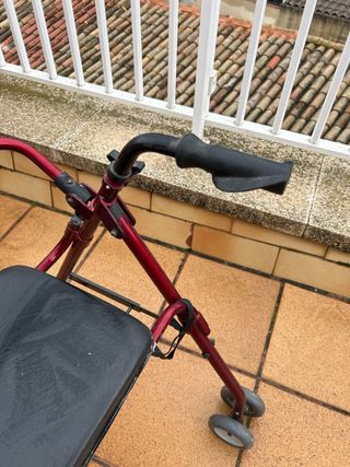 Andador con asiento y ruedas
