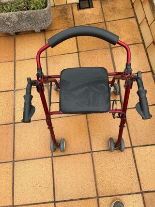 Andador con asiento y ruedas