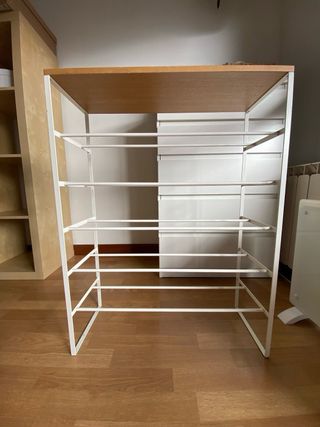 Zapatero metálico con baldas de madera