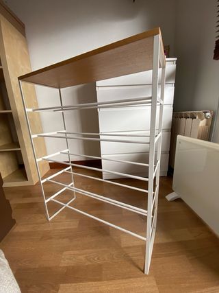 Zapatero metálico con baldas de madera