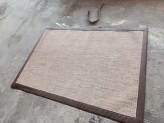 Alfombra moderna beige y marrón