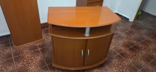 Mueble de madera y cristal marrón