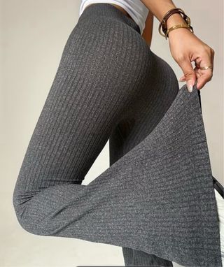 Pantalón elástico acampanado gris oscuro