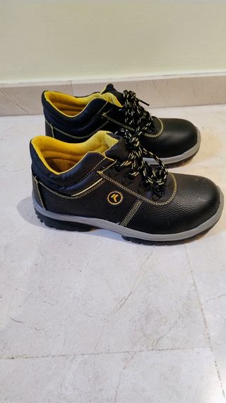 Botas de seguridad negras y amarillas