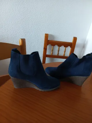 Botines azules de cuña