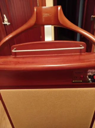 Galán de noche con planchador de pantalones