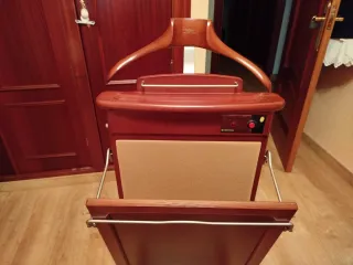 Galán de noche con planchador de pantalones