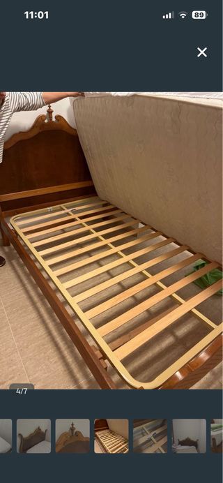Cama clásica de madera con colchón y somier. Cama