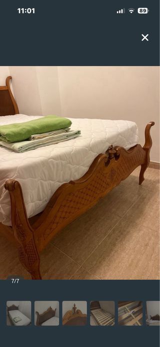 Cama clásica de madera con colchón y somier. Cama