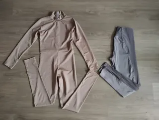 Conjunto mono largo beige y pantalón de deporte