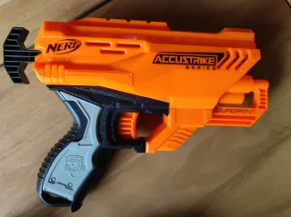 Lote variado de pistolas de juguete Nerf.
