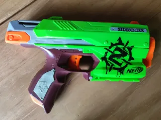 Lote variado de pistolas de juguete Nerf.