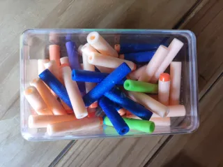 Lote variado de pistolas de juguete Nerf.