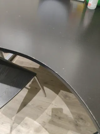 Mesa de escritorio esquinera negra y plateada