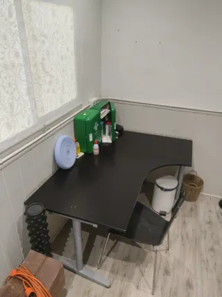 Mesa de escritorio esquinera negra y plateada