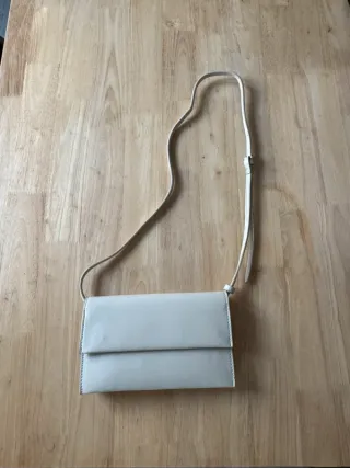 Bolso de hombro de color crudo