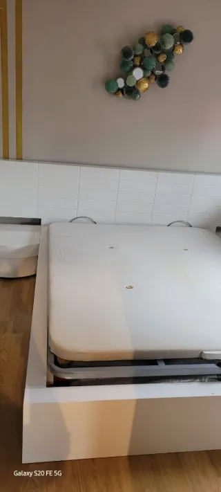 Dormitorio blanco con detalles madera