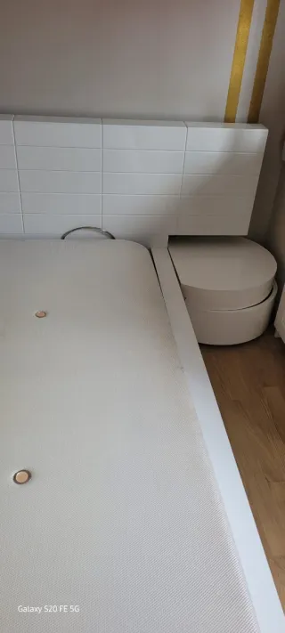 Dormitorio blanco con detalles madera