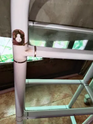 Estantería de plástico y cristal