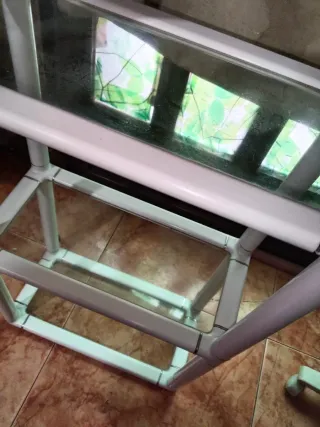 Estantería de plástico y cristal