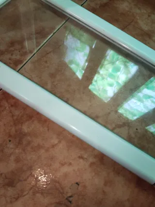 Estantería de plástico y cristal