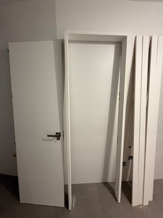 Puerta maciza blanca con marco