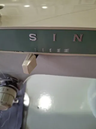 Máquina de coser Singer con pedal