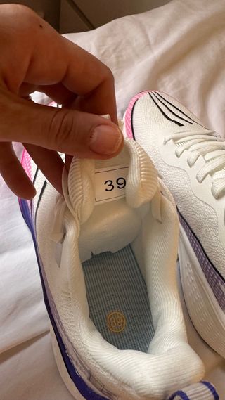 Zapatillas deportivas blancas y rosas sin uso